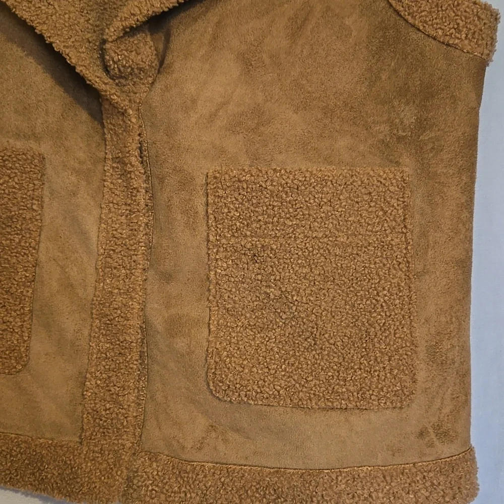 Maurices Womens Cozy Faux-Shearling Vest in Camel Sz L - Picture 3 of 9